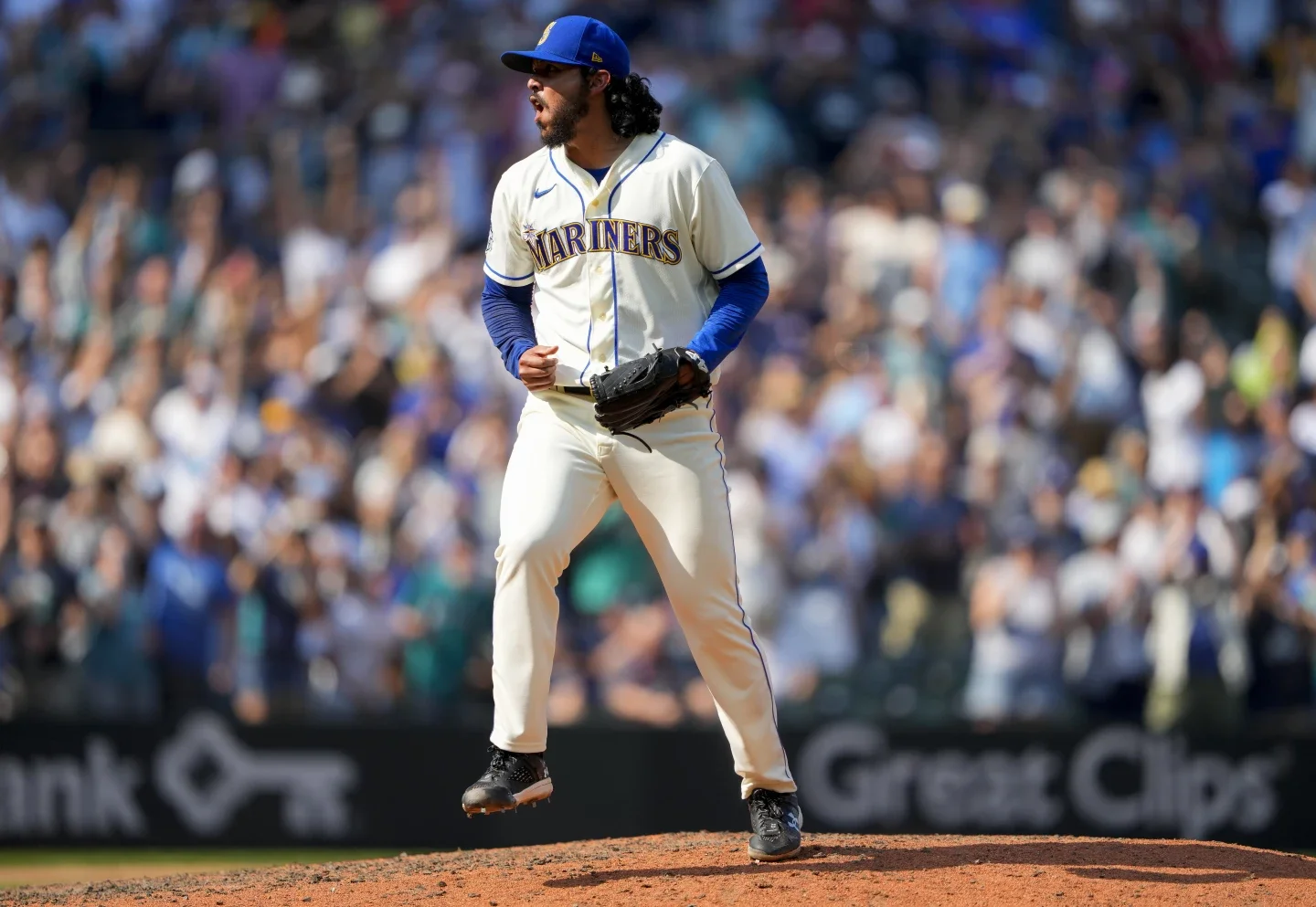 Mariners Secure AL West Lead, Defeat Royals 3-2 Behind Castillo's 7-Inning Shutout