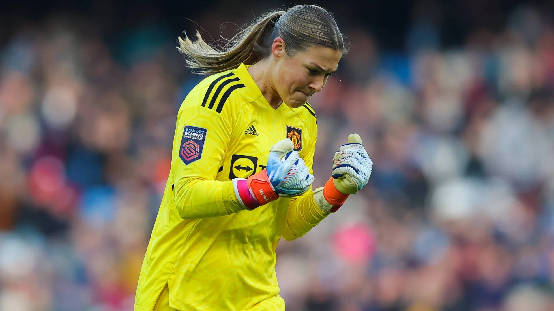 England keeper Earps to leave Manchester United