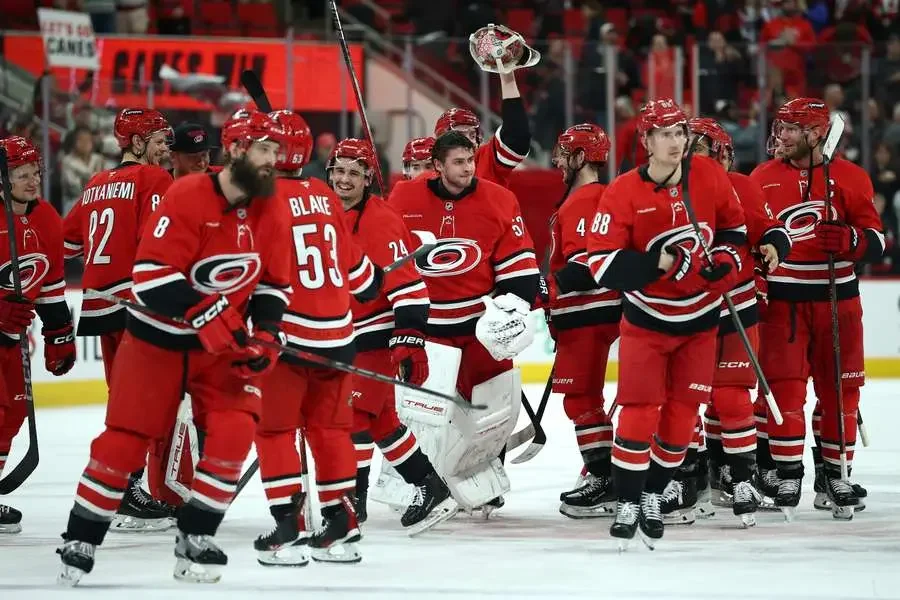 NHL roundup: Red Wings extend win streak with five unanswered goals, Canucks dominate Blues
