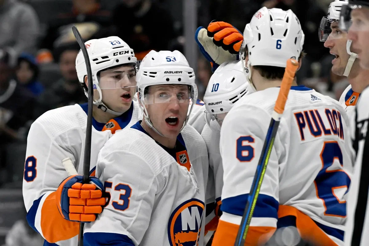 NHL roundup: Isles sink Ducks to move back into wildcard spot