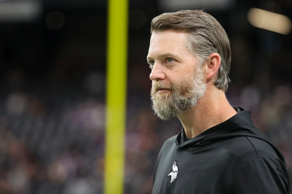 Vikings suspend OC Wes Phillips for 3 weeks