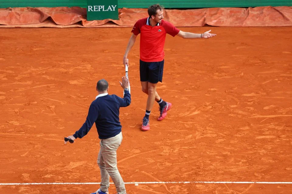 Daniil Medvedev blasts 'ridiculous' officiating during Monte Carlo win