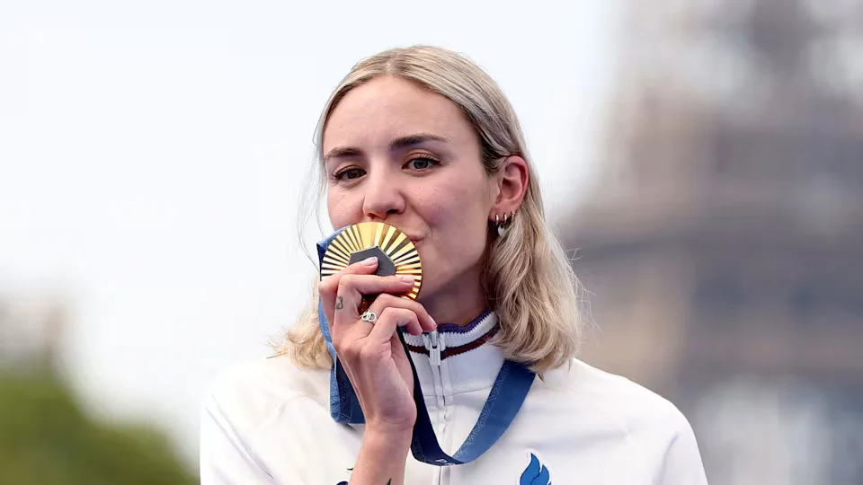 Cassandre Beaugrand wins gold for France in women's triathlon