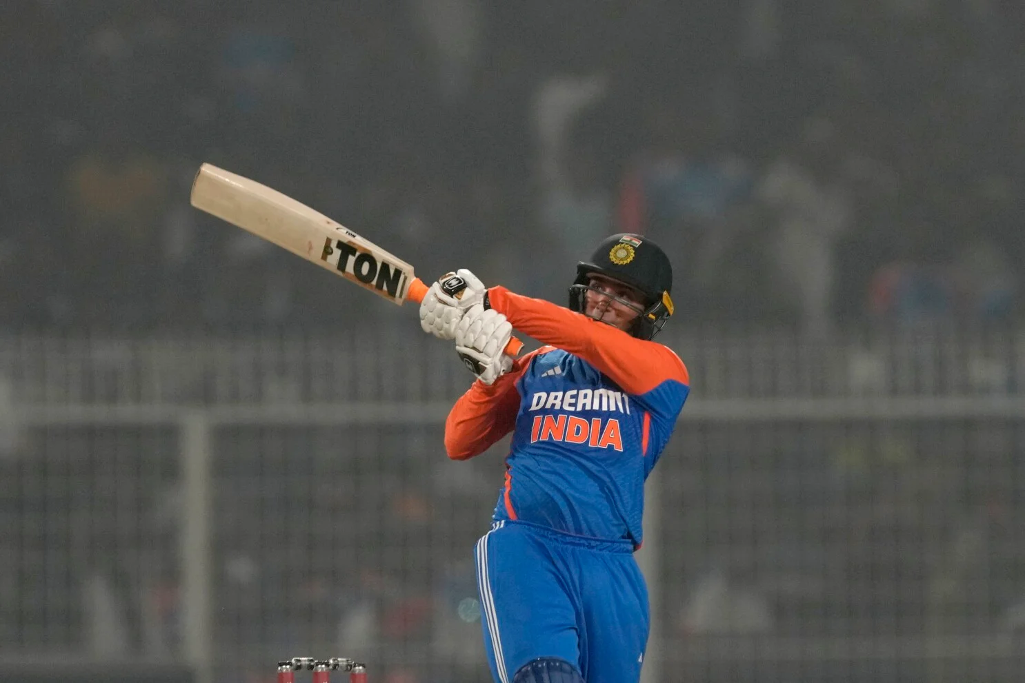  Abhishek Sharma blasts India to dominant T20 victory against England