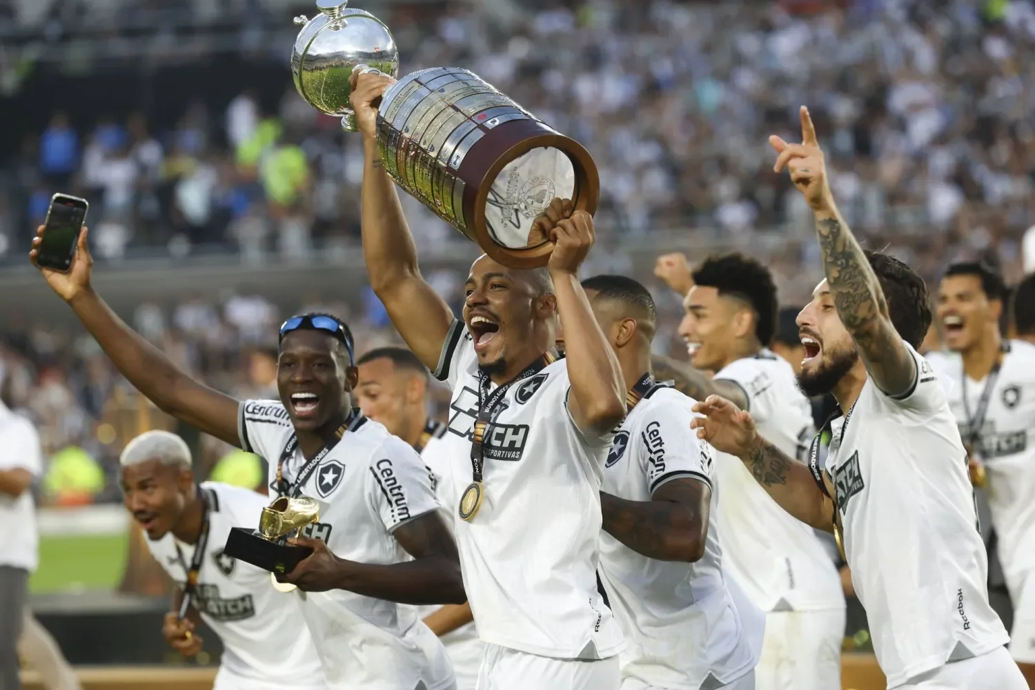 10-man Botafogo defeat Atletico Mineiro to claim first Copa Libertadores title 