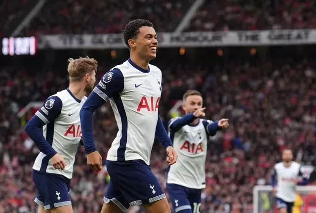 Tottenham ease past woeful Manchester United as Bruno Fernandes sees Red