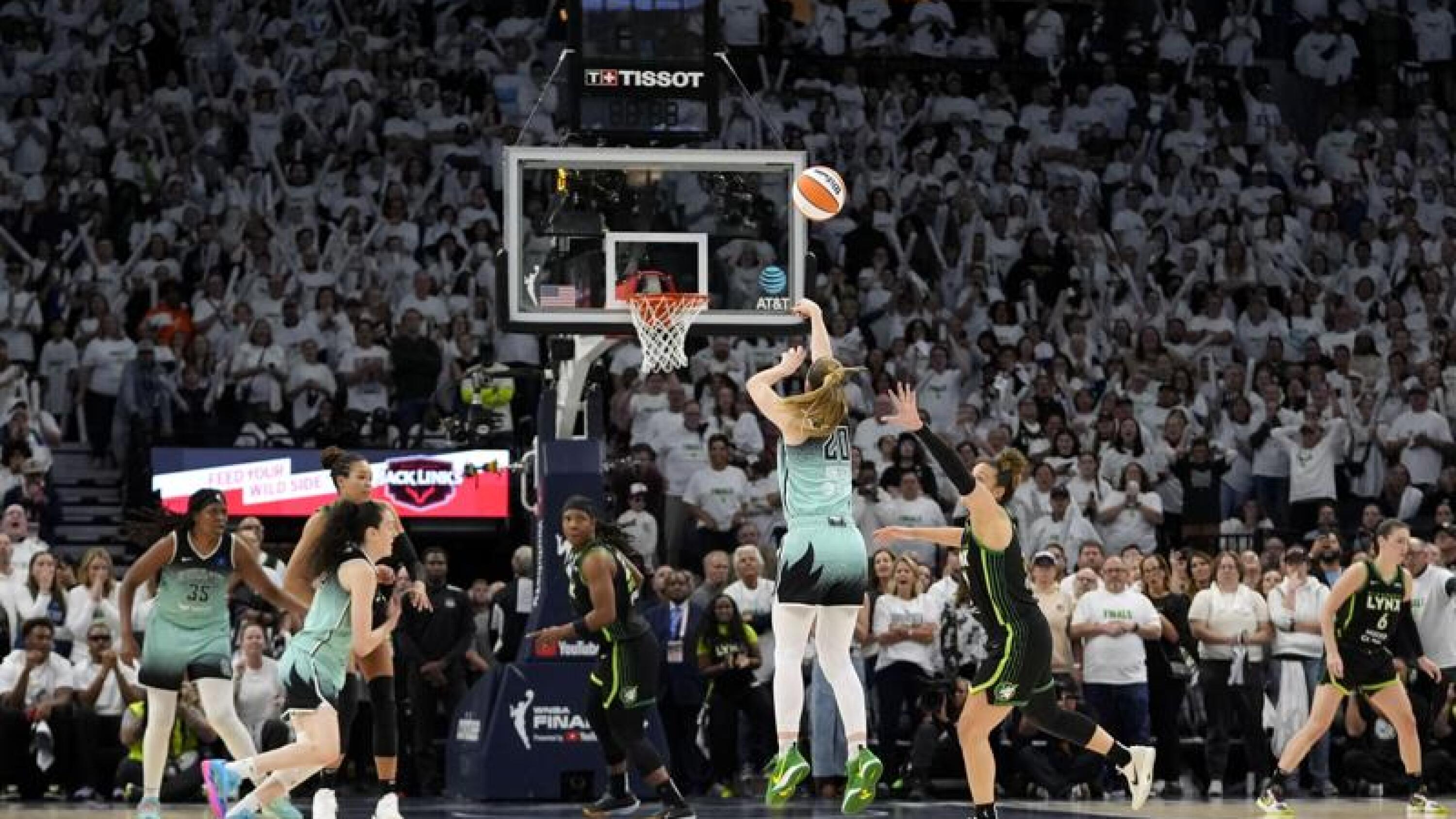 Ionescu’s clutch 3-pointer with 1 second remaining lifts the Liberty to an 80-77 victory over the Lynx, securing a 2-1 lead in the WNBA Finals