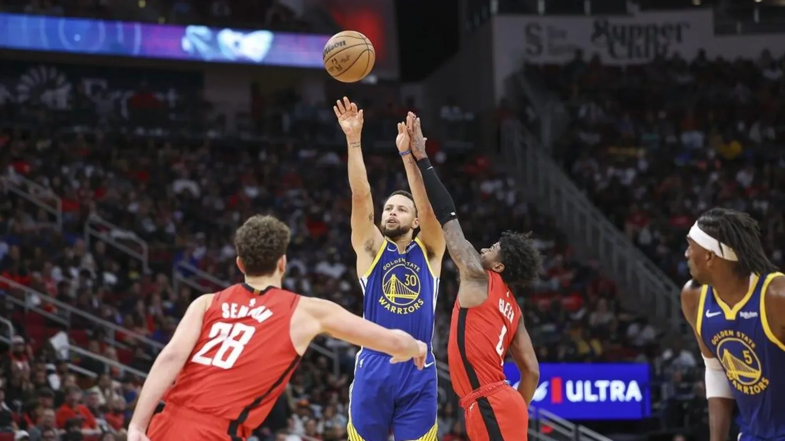 Stephen Curry heats up late to lift the Warriors over the Rockets