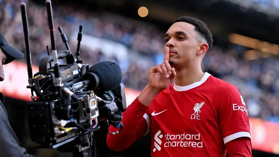 Manchester City 1-1 Liverpool: Alexander-Arnold rescues point for visitors