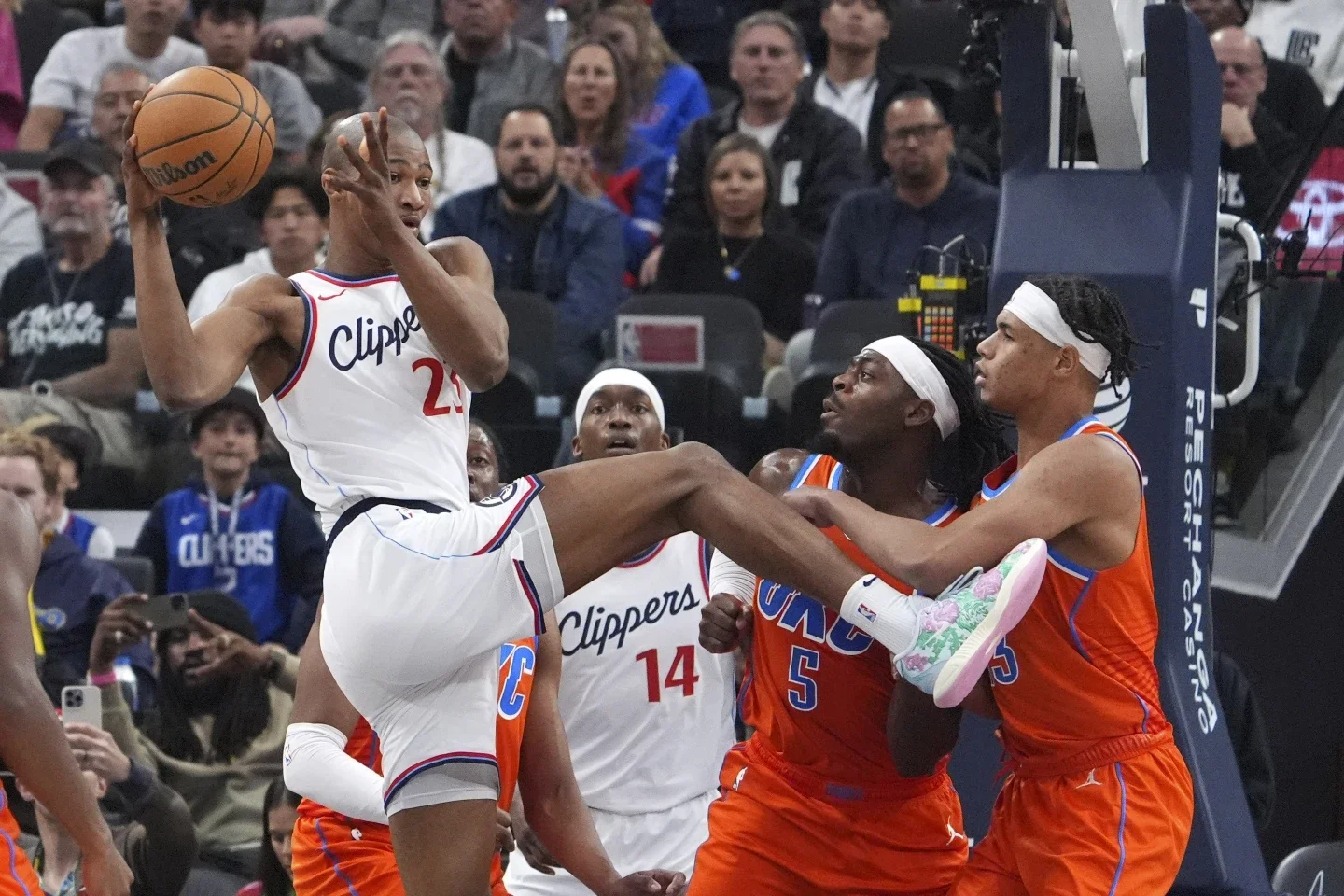 Thunder Extend Perfect Start, Defeat Clippers 105-92 for Sixth Straight Win