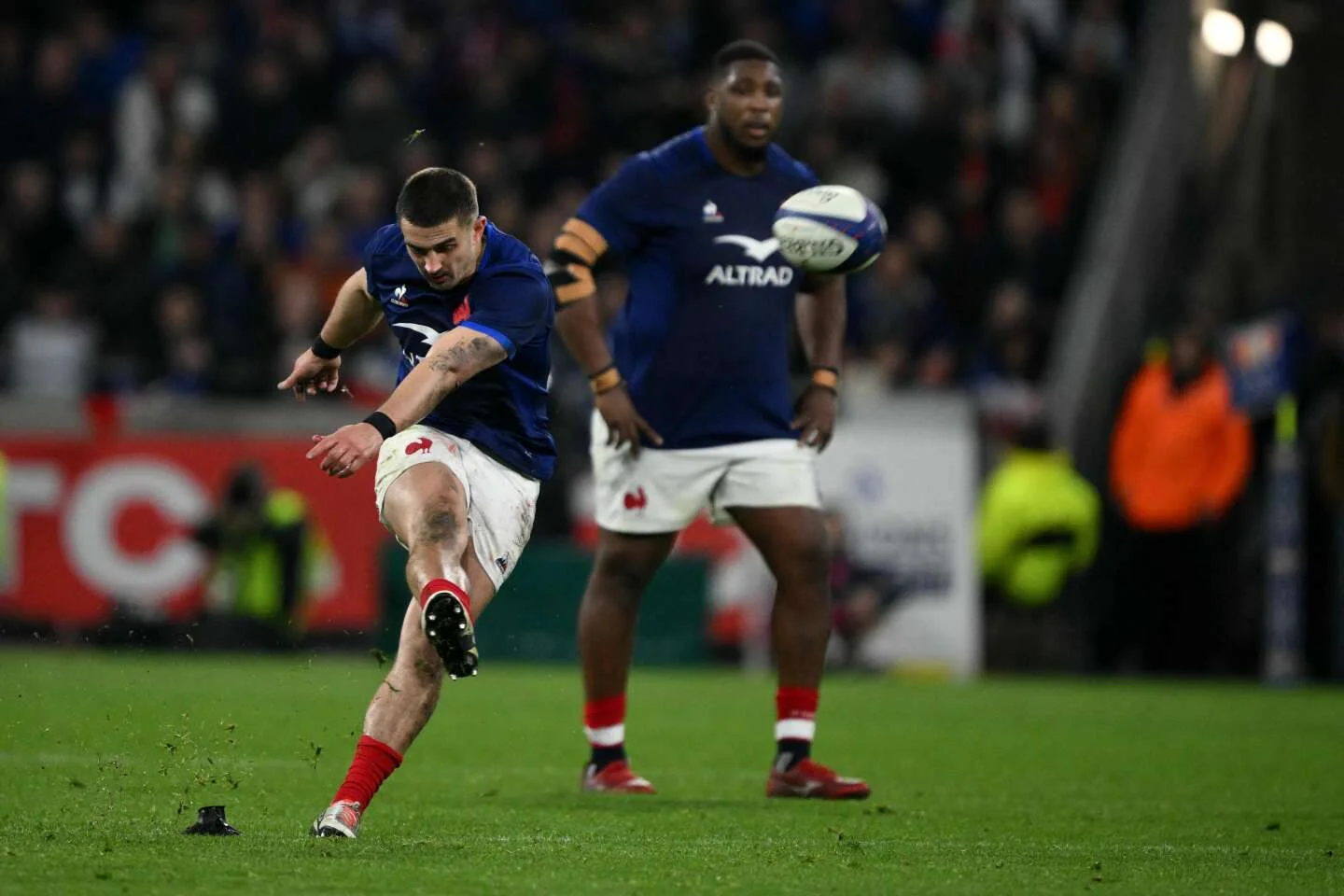 Late penalty sees France defeat England to secure second place in Six Nations