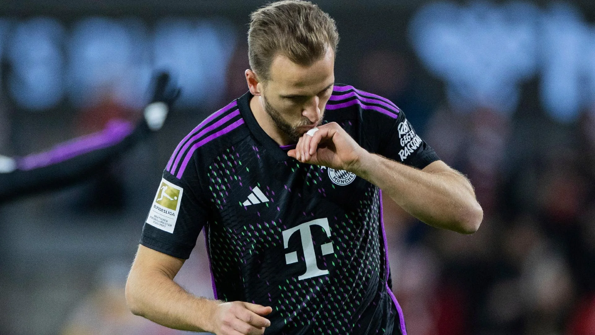 Record-breaking Kane sends Bayern top