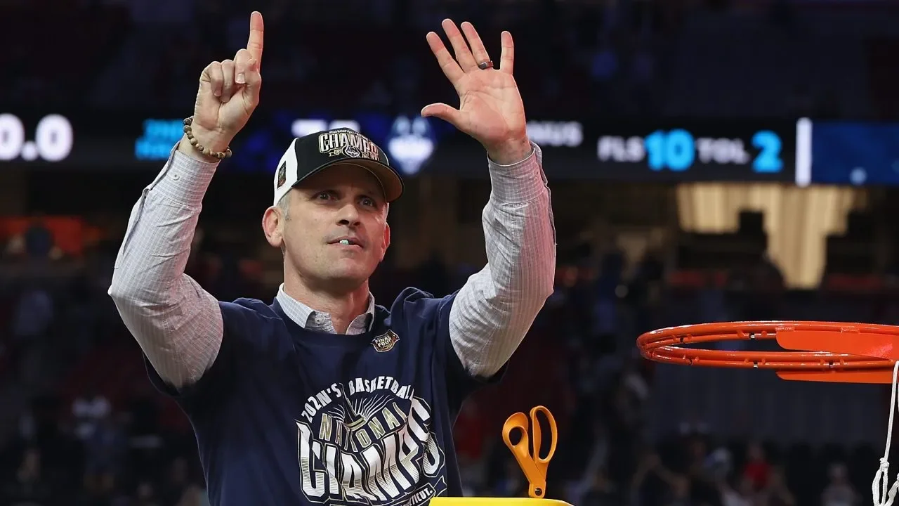 Hurley rejects Lakers offer to stay with Connecticut