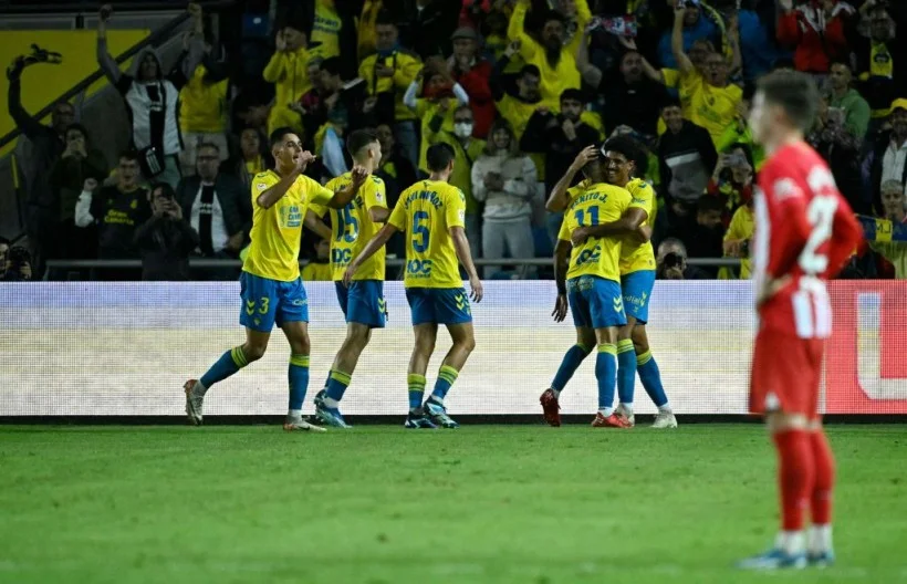 Atletico Madrid lose 2-1 to newly promoted Las Palmas, as Diego Simeone's side blows a chance to go top of LaLiga