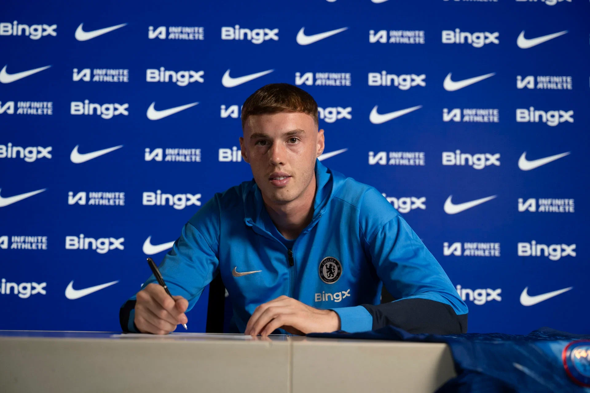 Palmer wants to 'bring trophies' to Chelsea after signing contract extension