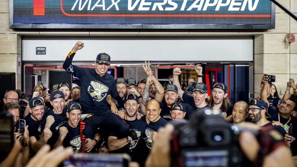 Verstappen wins his third Formula One title as Piastri wins the sprint