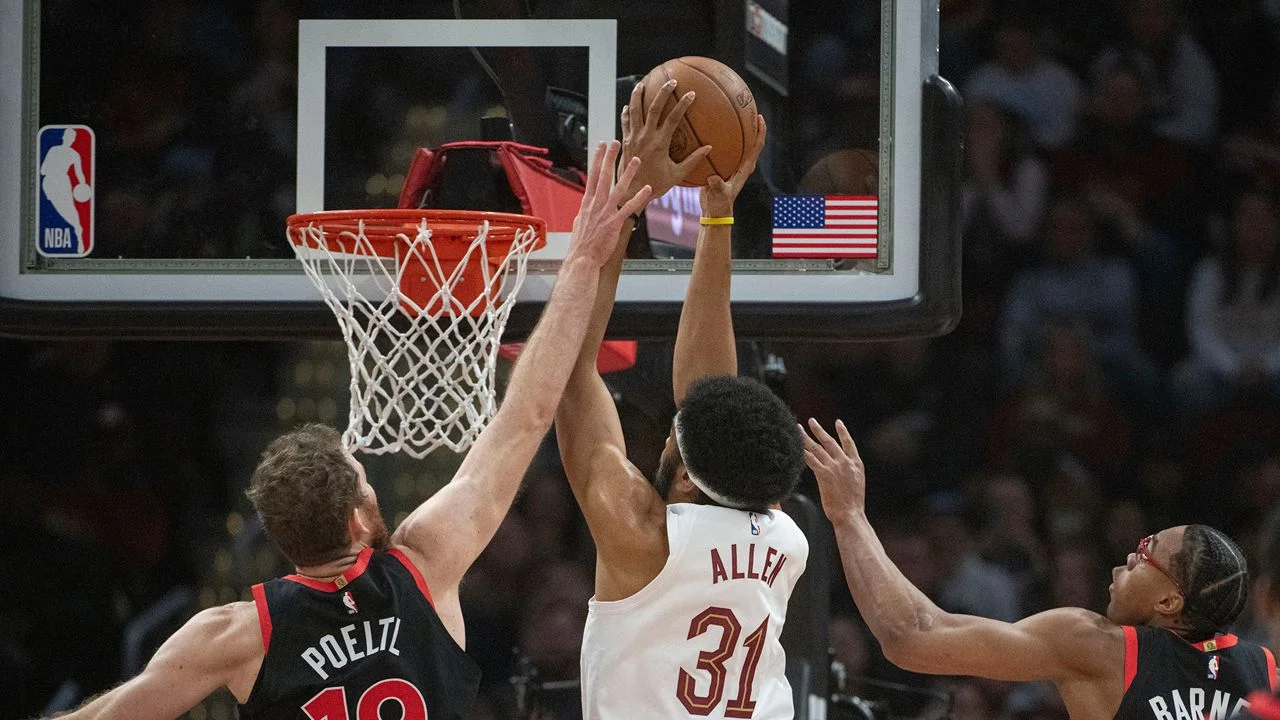 NBA roundup: Cavs improve to 17-1 with win over Toronto, Miami heats up in OT victory