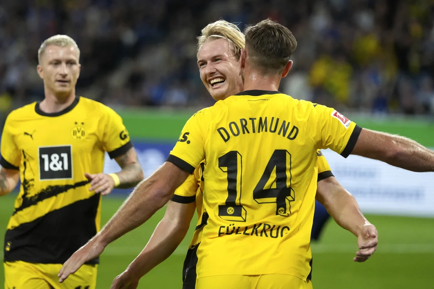 Borussia Dortmund Hangs On to Beat Hoffenheim 3-1 With 10 Men