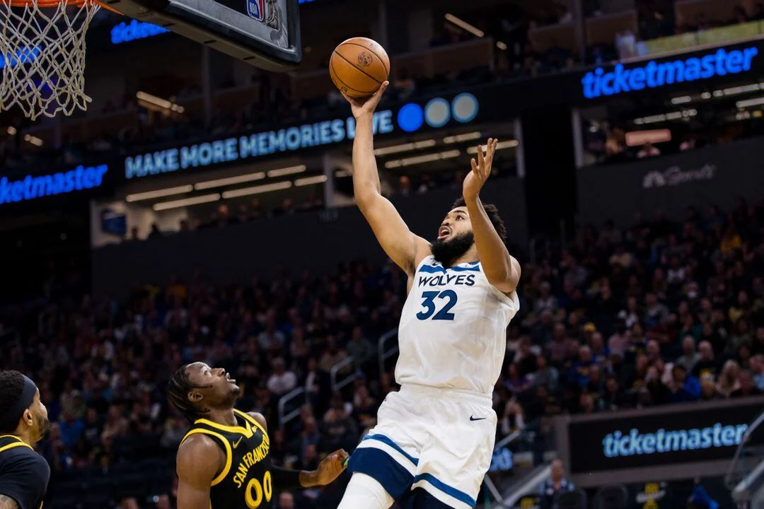Towns, Timberwolves edge the Warriors 104-101 to extend their winning streak to seven games.