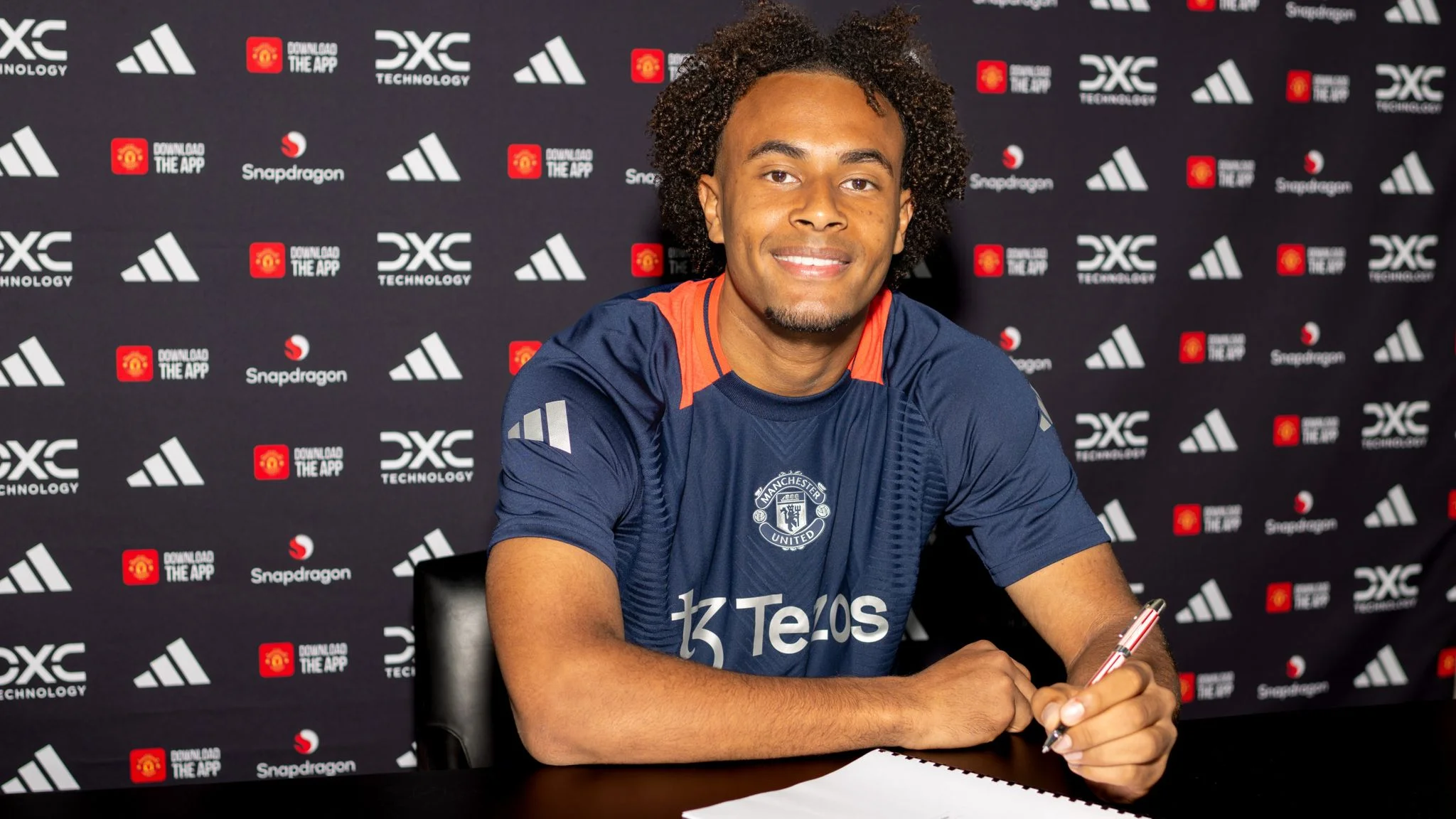 Manchester United announce signing of Netherlands forward Zirkzee