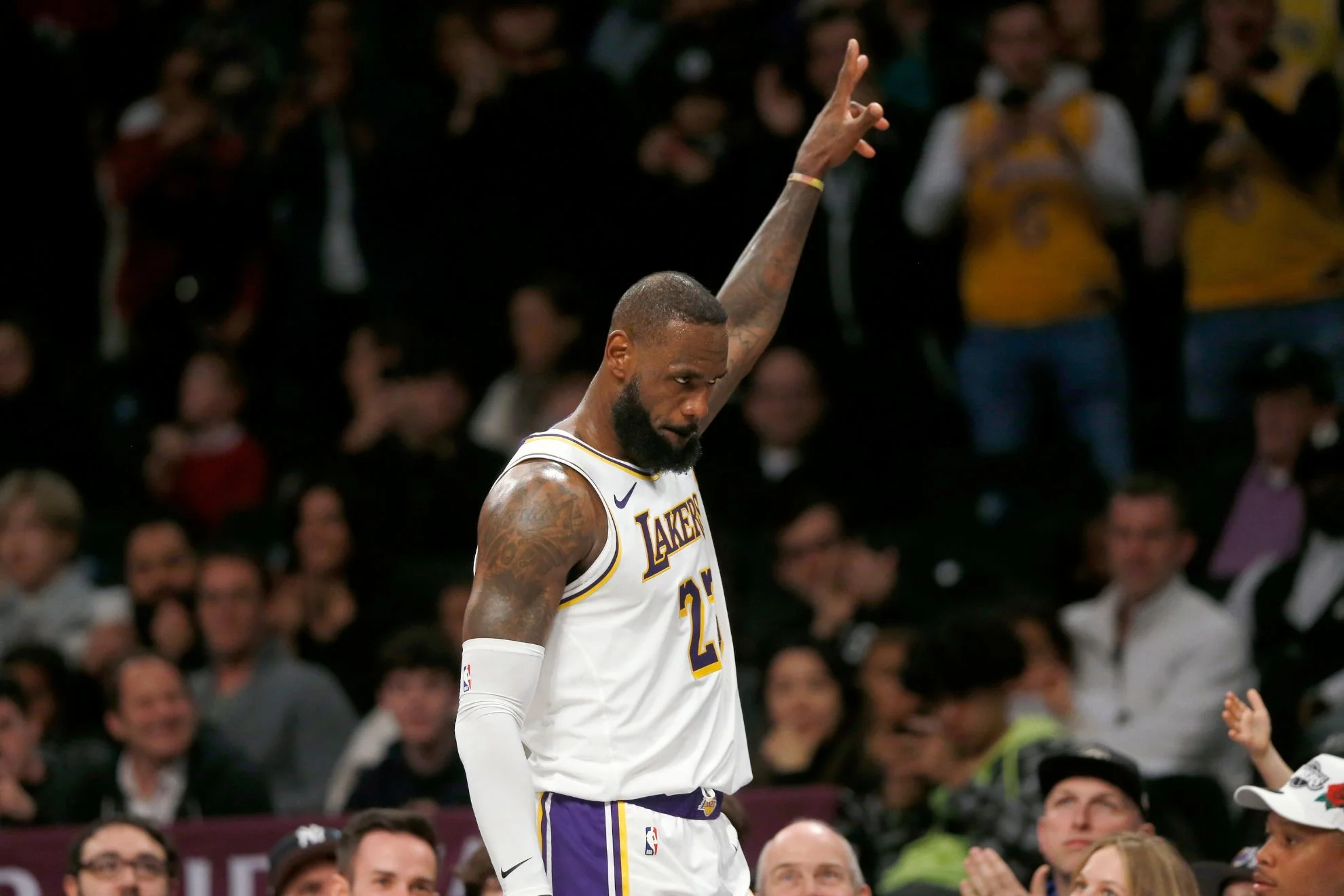 NBA roundup: LeBron hits 40 in Lakers win, Mavs defeat Rockets