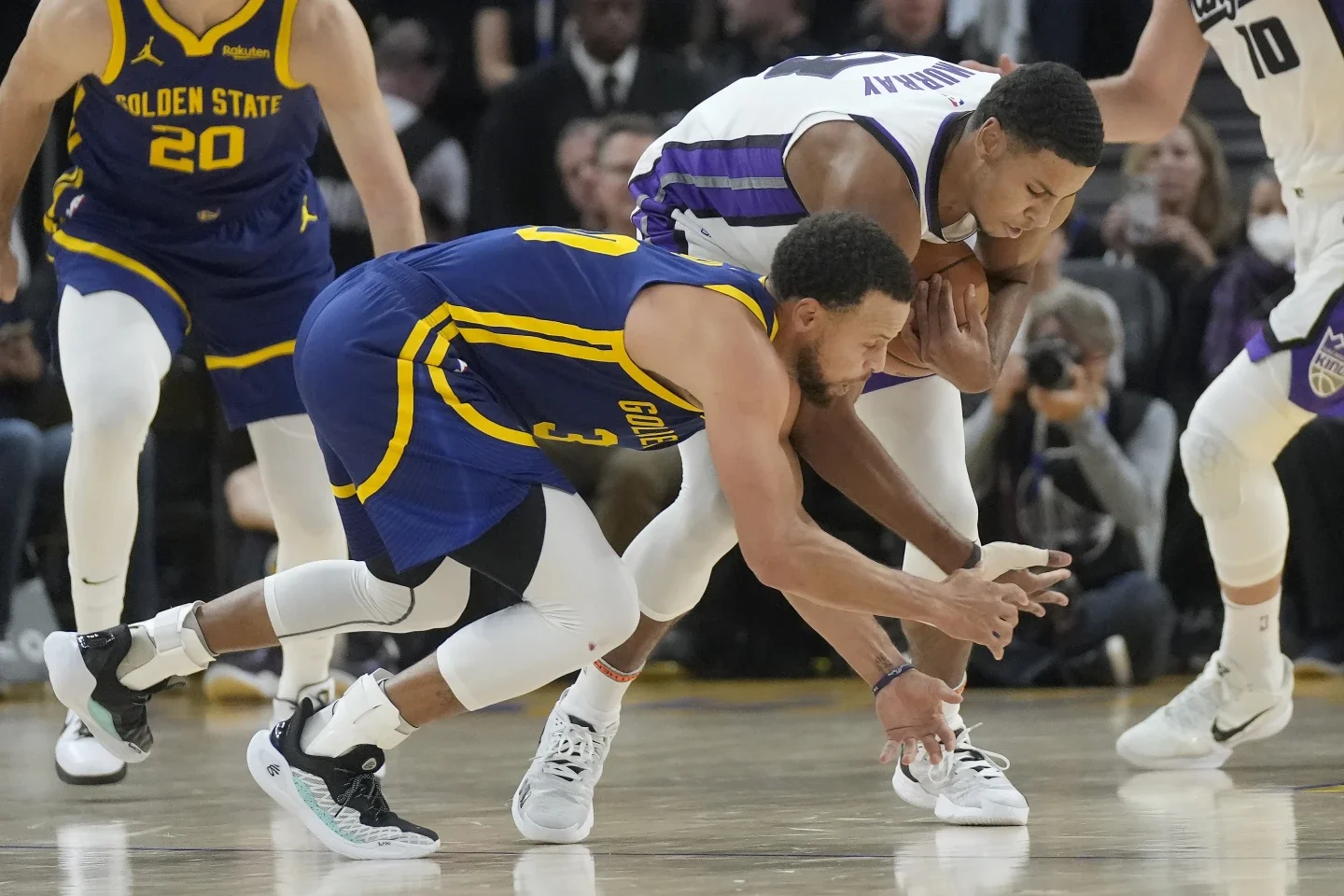Warriors Edge Kings in Thrilling Contest with Late Heroics