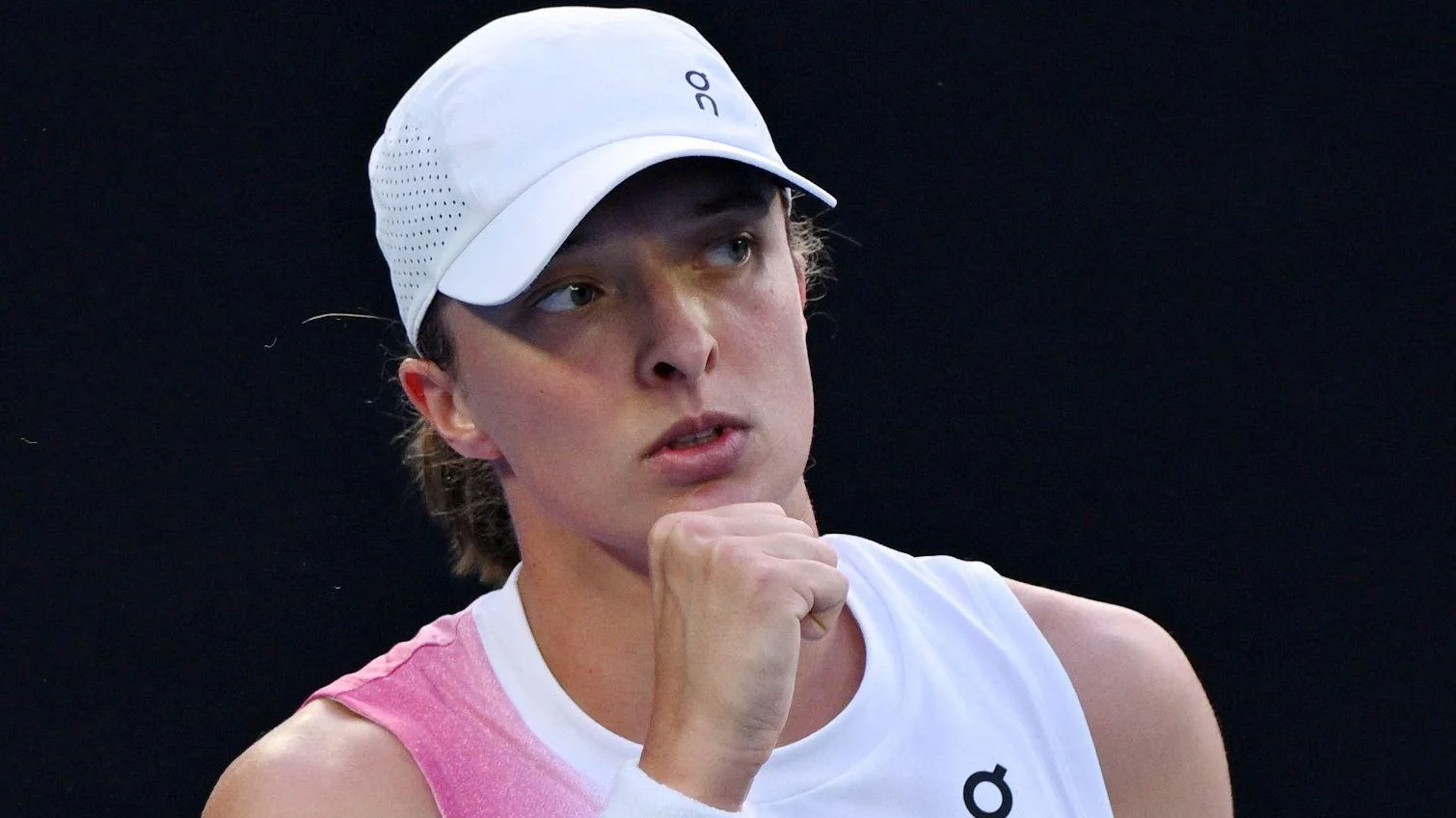Iga Swiatek defeats lucky loser Eva Lys to secure Australian Open quarter-final spot