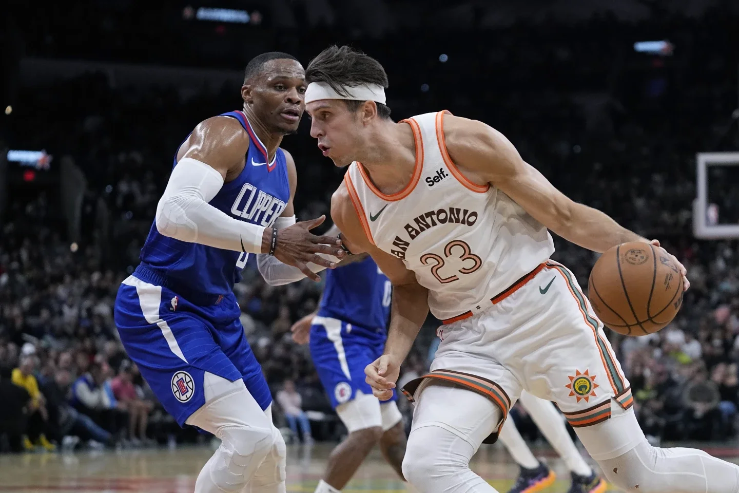 Los Angeles Clippers won their sixth straight game over San Antonio Spurs.