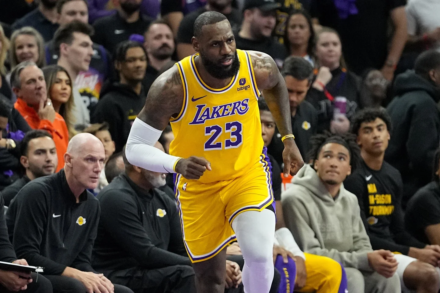 LeBron James Leads Lakers' Comeback, Scores 32 Points Over Suns