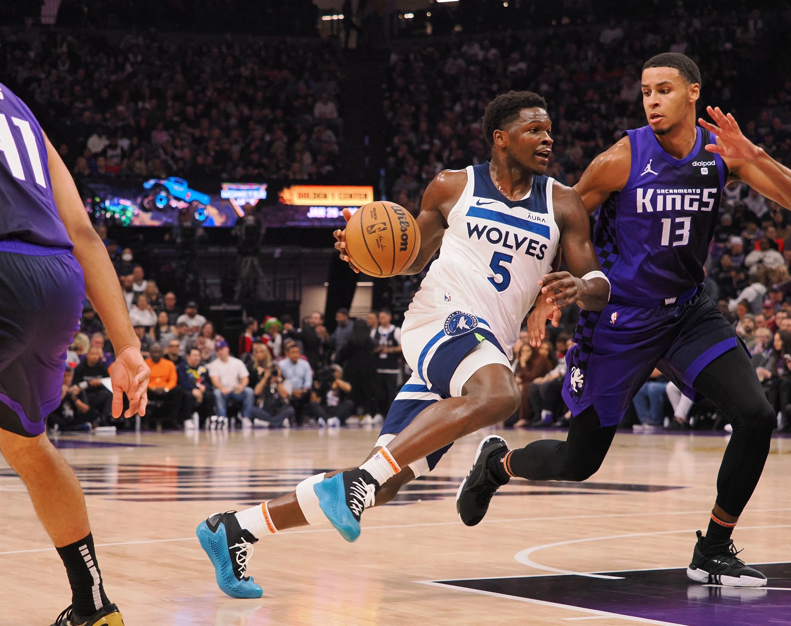 Edwards' late free throws lift the Timberwolves past the Kings, 117-115.