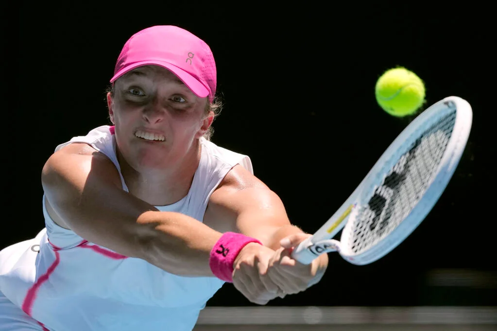 Swiatek battles past Kenin; Ruud cruises into the second round