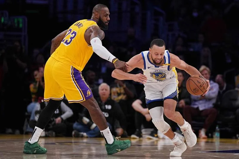 Stephen Curry Drops 37 as Warriors Outgun LeBron’s Lakers