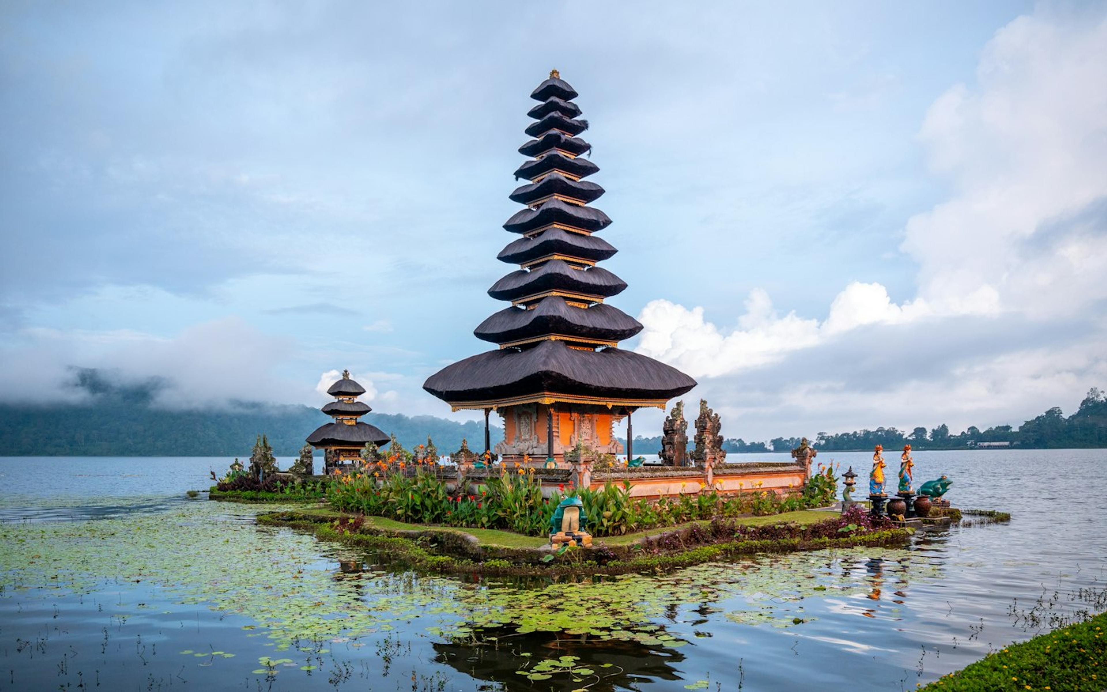 Pura Ulun Danu Beratan di tepi danau