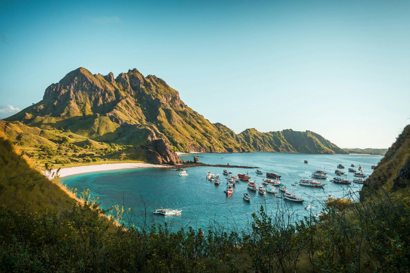 Teluk Pulau Padar dengan kapal-kapal wisata