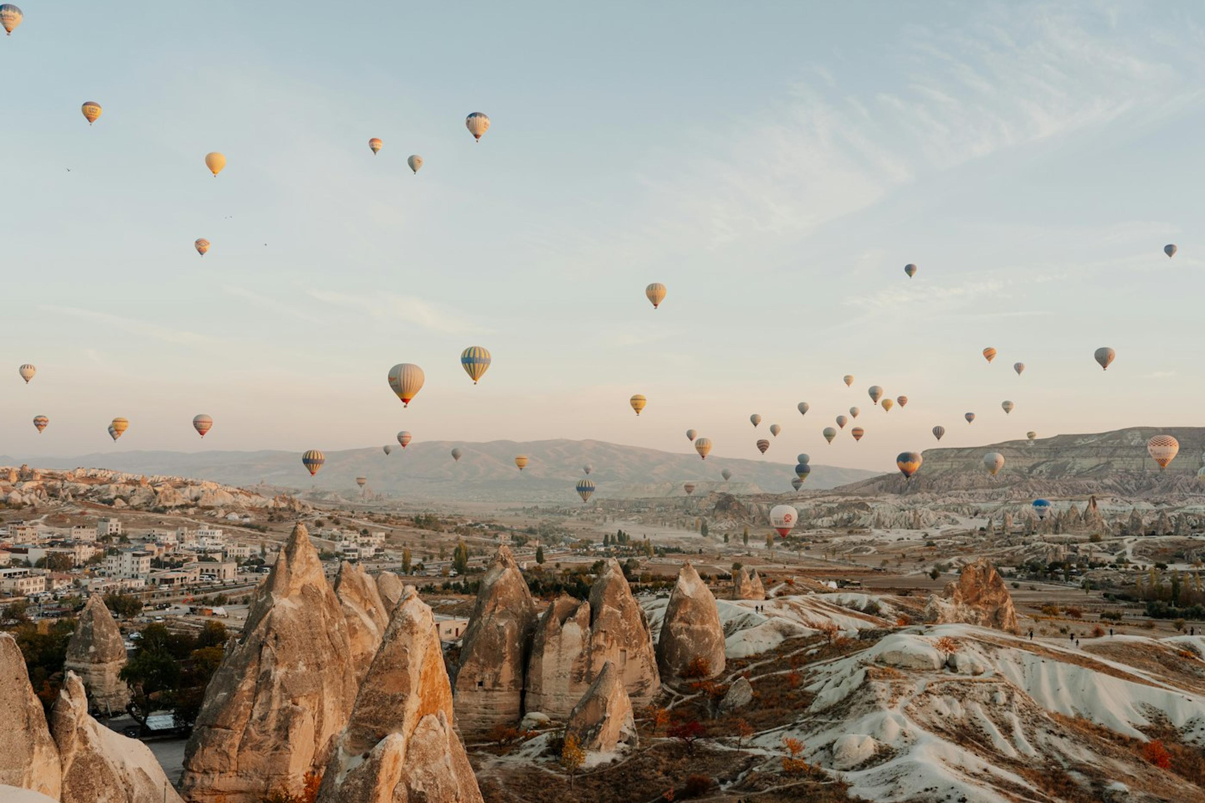 Balon udara di atas lembah Cappadocia