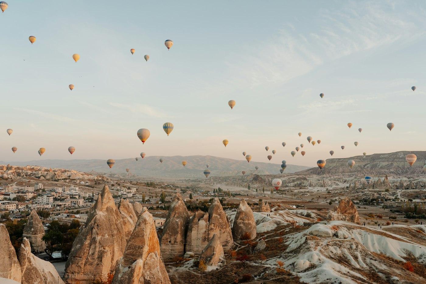Balon udara di atas lembah Cappadocia