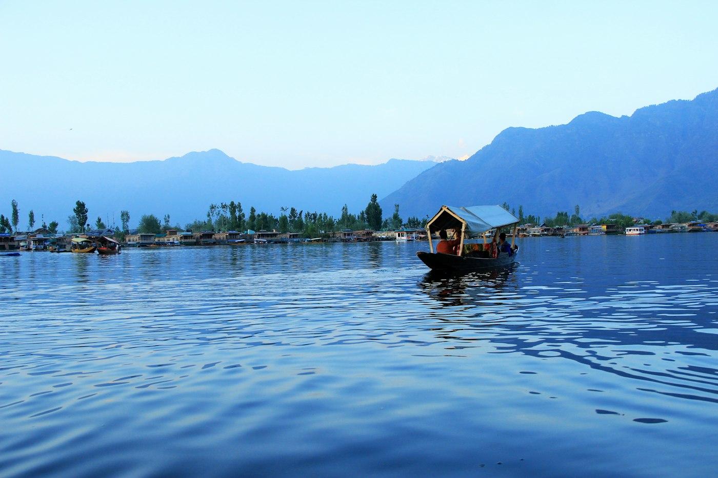Perahu shikara di Danau Dal, Srinagar