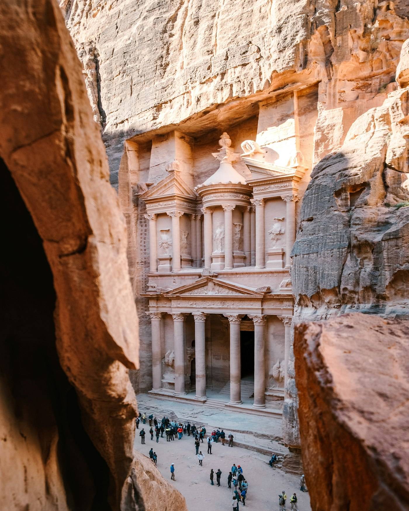Al-Khazneh di Petra terlihat dari celah tebing Siq