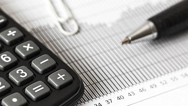 Bilde av en kalkulator, pen og papir