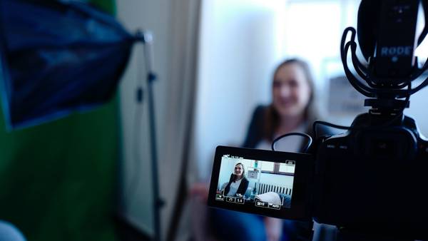 Bilde av en jente foran kameraet