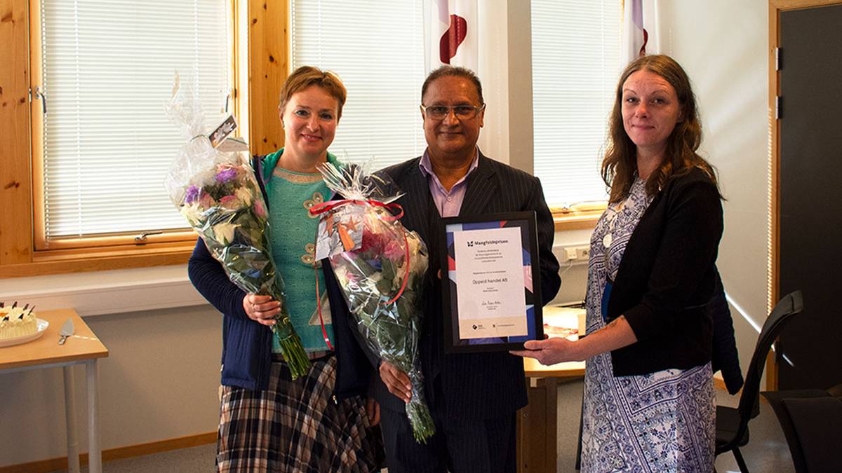 Tre smilende mennesker