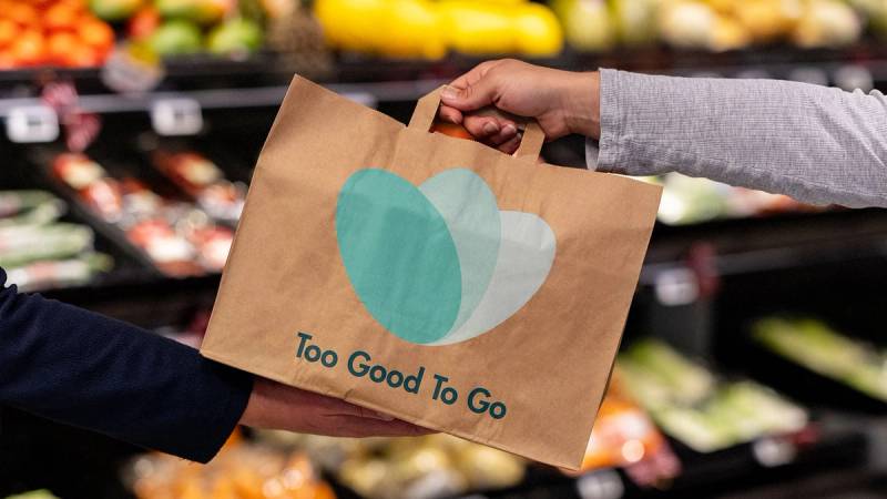 En hånd som holder opp en Too Good To Go-pose