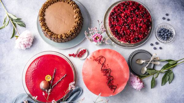 Fire flotte kaker dandert på et bord