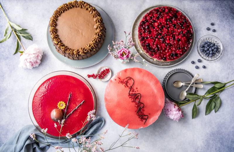 Fire flotte kaker dandert på et bord