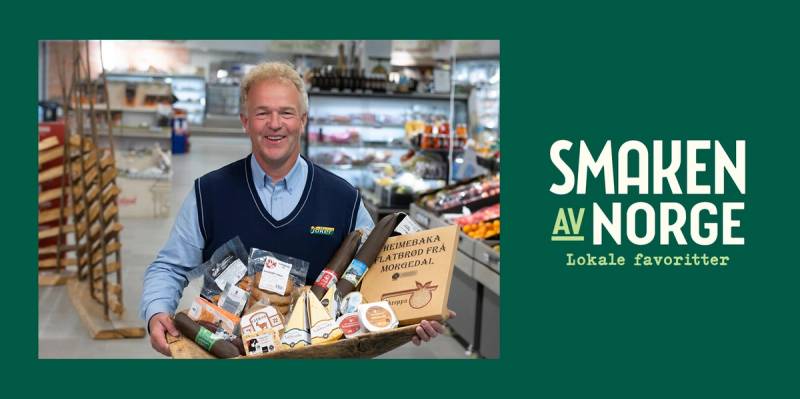 Blid kjøpmann fra Joker viser frem Smaken av Norge varer som ligger i et fat