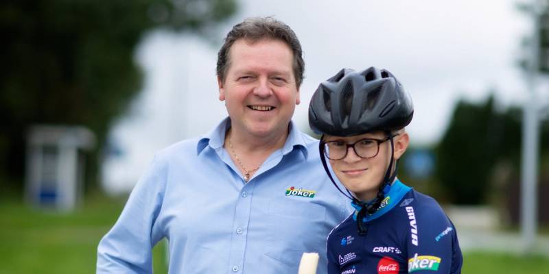 Kjøpmann og barn som deltar på Tour of Norway for kids