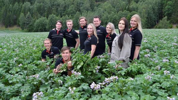 Butikkansatte stående ute i en åker