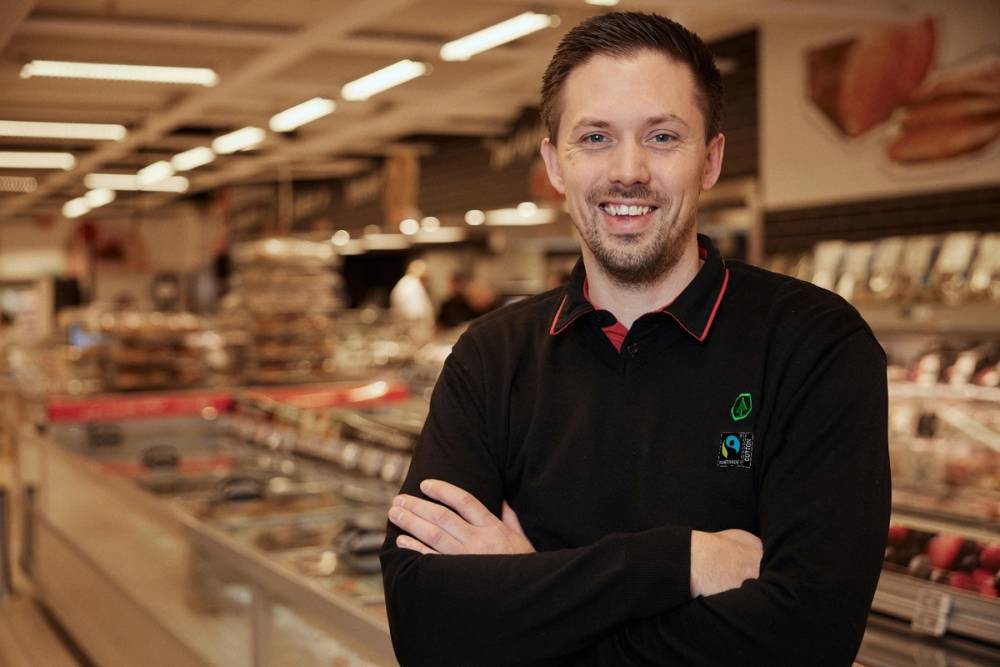 Butikkmedarbeider i sin uniform