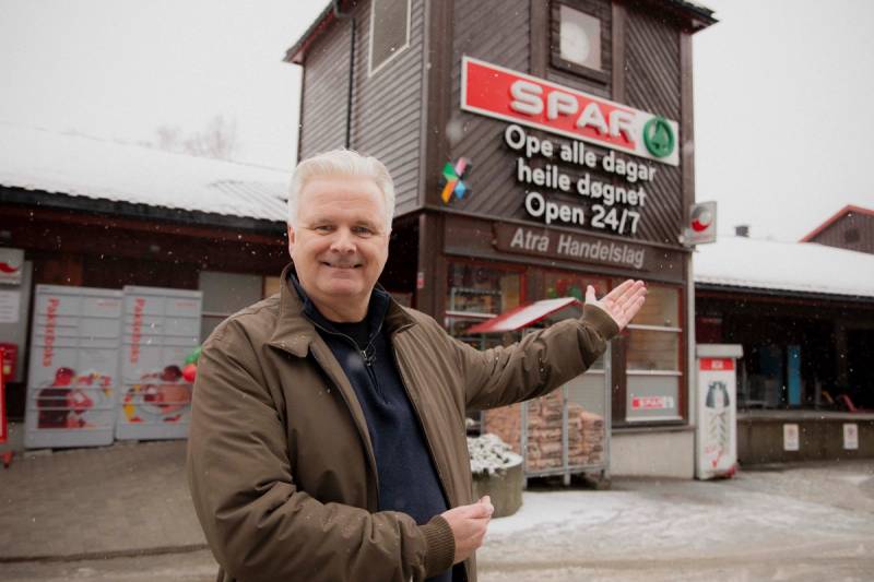 Ole Christian Fjeldheim foran SPAR Atrå, en delvis fjernbetjent butikk