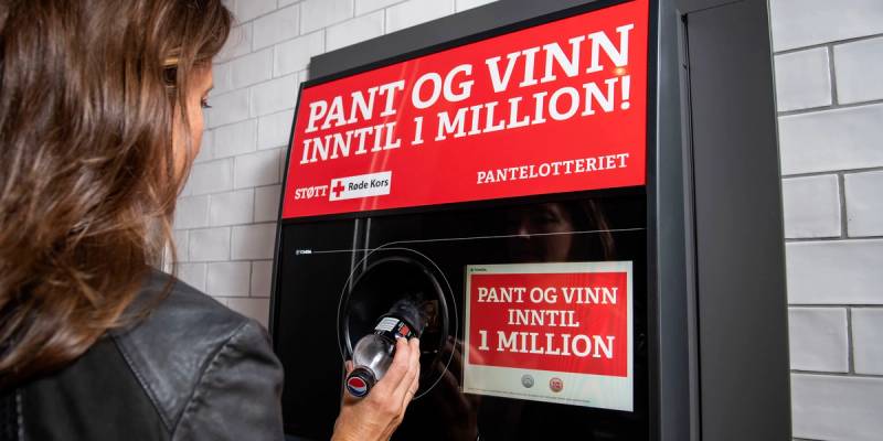 Kunde panter en flaske i panteautomaten